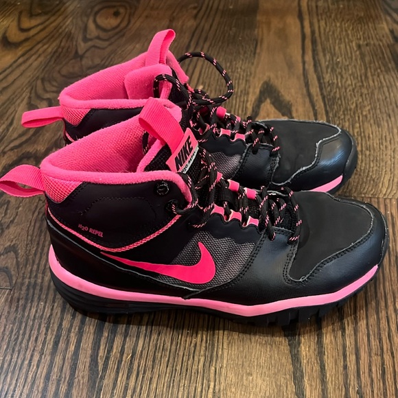 Nike black and hot pink basketball sneakers size 3 - Picture 1 of 5